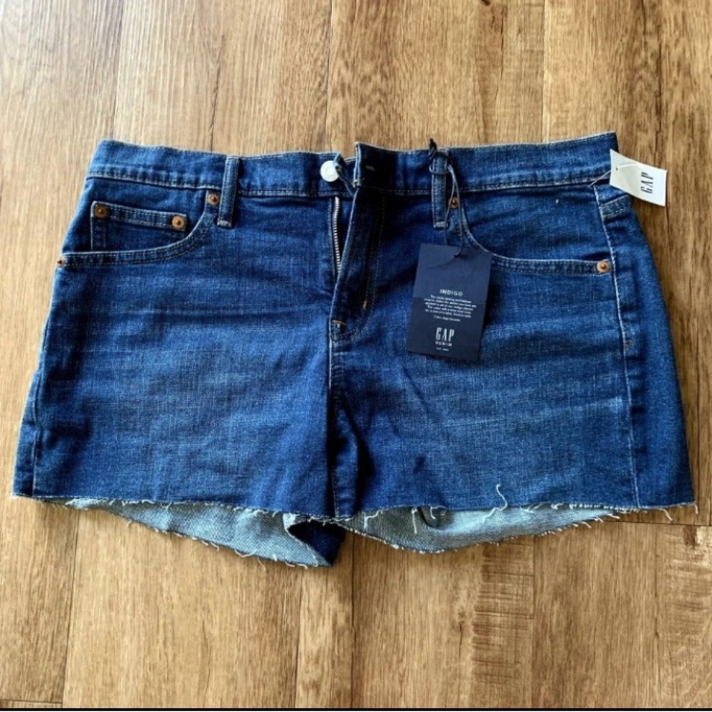 BRAND NEW WITH TAGS Women’s Gap Denim Size 30 shorts